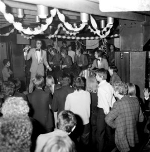 Soulgroep The Free geeft show in Amsterdamse Club 67 Jimmy Mach van The Free, Bestanddeelnr 922-1200