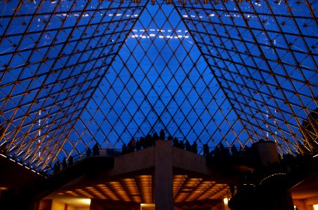 Sous la pyramide du Louvre