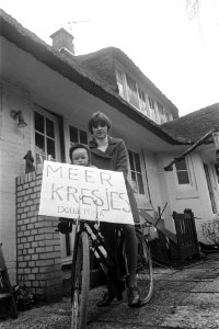 Souren op de fiets met een bord 'Meer kresjes', Huizen, Bestanddeelnr 923-4269