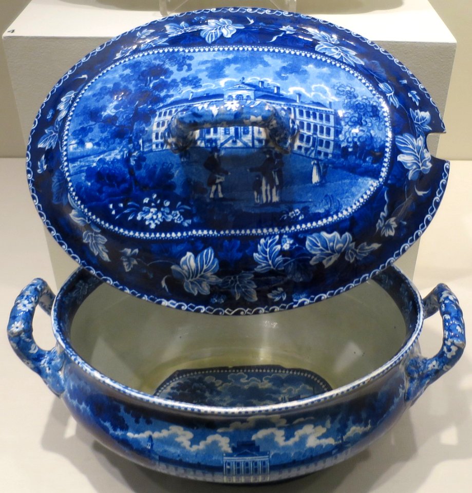 Soup tureen with Battle of Bunker Hill on lid manufactured by Ralph Stevenson and Williams, Dayton Art Institute