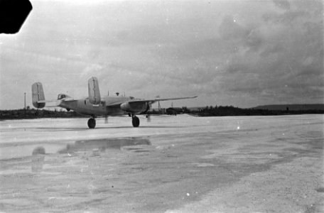 Sorido Airstrip Biak. Mitchell B-25 bommenwerper op start- en landingsbaan, Bestanddeelnr 1457