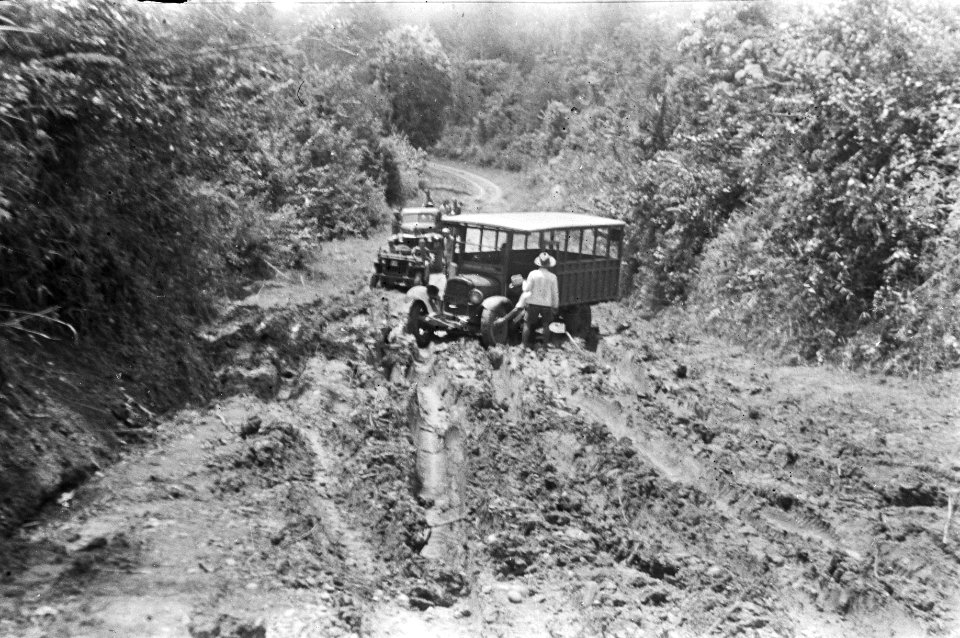 Soekarame (Zd.Sumatra). Een natuurlijke wegversperring. Een regenbuitje en de , Bestanddeelnr 1548-3-5