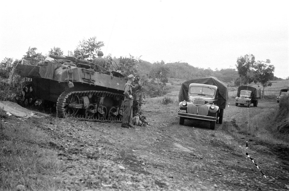 Soemedang. Tanks van het 1ste eskadron Gevechtswagens patrouilleren langs de kon, Bestanddeelnr 3843