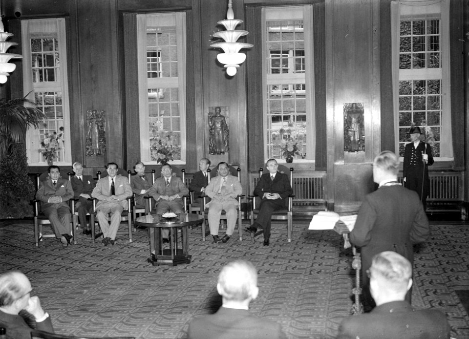 Soekawati bij gemeentebestuur, Bestanddeelnr 902-3424