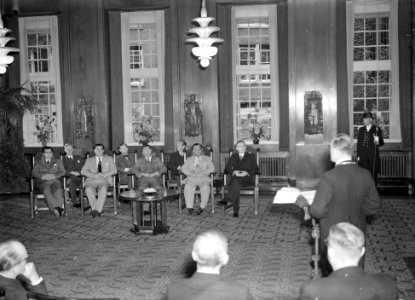Soekawati bij gemeentebestuur, Bestanddeelnr 902-3424