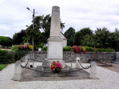 Sorigny (Indre-et-Loire) Monument aux morts, tombe de guerre
