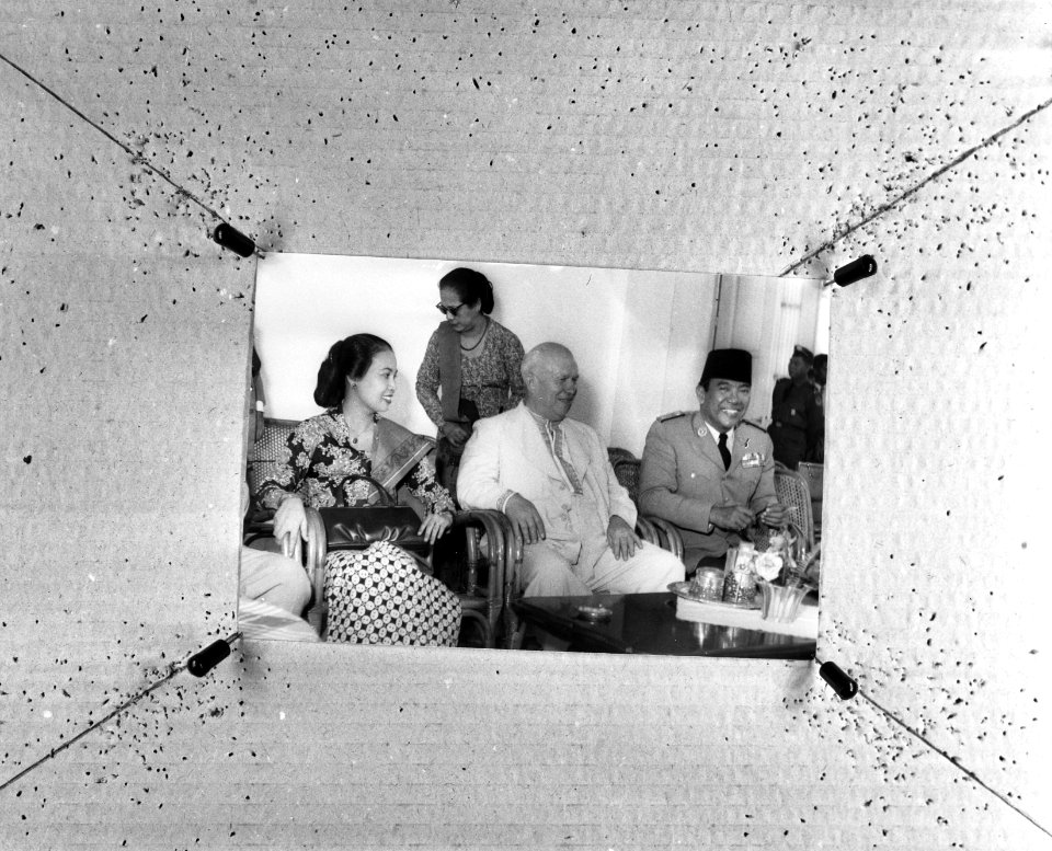 Soekarno (rechts) ontvangt Chroestjov in Paleis Bogor, links mevrouw Hartini, Bestanddeelnr 924-7765
