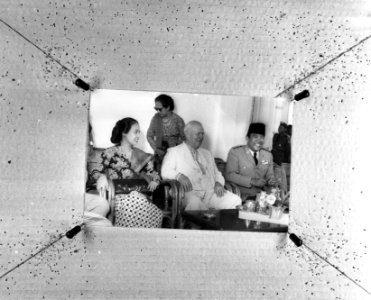 Soekarno (rechts) ontvangt Chroestjov in Paleis Bogor, links mevrouw Hartini, Bestanddeelnr 924-7765