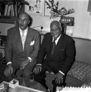 Sopraan-saxofonist Sydney Bechet signeert grammofoonplaten bij Discotone van …, Bestanddeelnr 908-0485