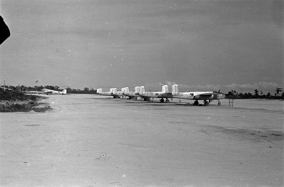 Sorido Airstrip Biak. Vijf Mitchell B-25 bommenwerpers van het 18e Squadron op e, Bestanddeelnr 1491