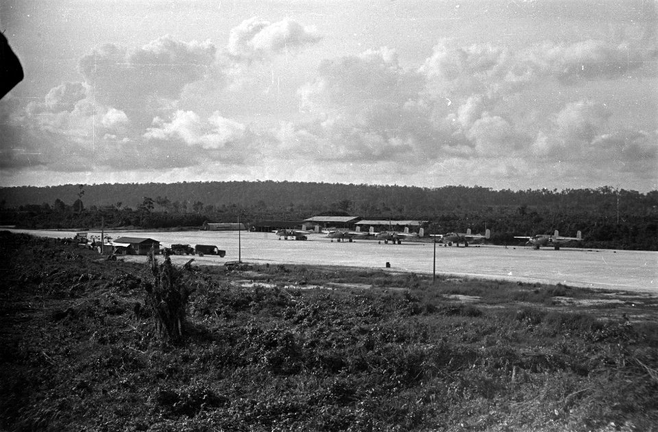 Sorido Airstrip Biak. Op het vliegveld zijn vijf Mitchell B-25 bommenwerpers gep, Bestanddeelnr 1464