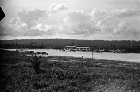 Sorido Airstrip Biak. Op het vliegveld zijn vijf Mitchell B-25 bommenwerpers gep, Bestanddeelnr 1464