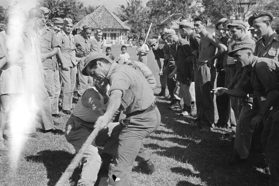 Soerabaia. 3-5 R.I. herdacht te Batoe op feestelijke wijze zijn tweejarig bestaa, Bestanddeelnr 1747-1-1