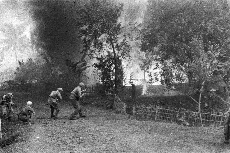 Soemedang Zuiveringsacties van 3-4 R.I. Een kampong brandt. Vuurgevecht, Bestanddeelnr 496-1-3