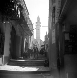 Souk straatje Een minaret op de achtergrond, Bestanddeelnr 255-5300