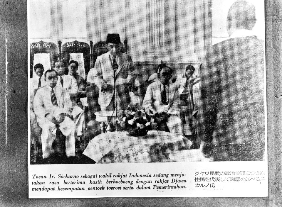 Soekarno spreekt met Hatta aan zijn zijde tot de Japanse bevelhebber op Java, Bestanddeelnr 935-3376