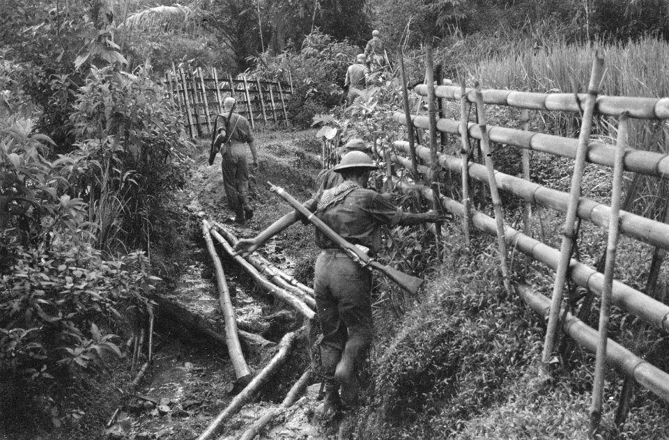 Soebang in Soebang heeft een aantal Indonesiers zich vrijwillig aangemeld om di, Bestanddeelnr 427-5-3