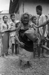 Soekaboemi. Een oud Indonesisch moedertje in lompen gekleed komt naar de plaats , Bestanddeelnr 341-5-3
