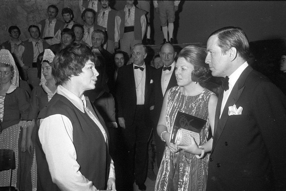 Sopraan Gré van Swol-Brouwenstijn met prinses Beatrix en prins Claus, Bestanddeelnr 924-2627