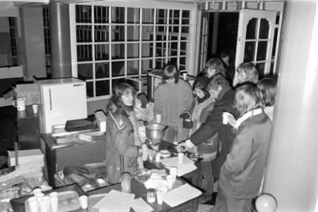 Soc Jeugd schenkt koffie in voor afbraak liggend Noord Hollands koffiehuis Amst, Bestanddeelnr 925-2743