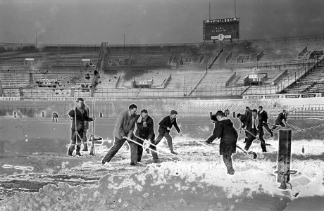 Sneeuwruimen bij Blauw-Wit tegen Ajax, Bestanddeelnr 913-5932