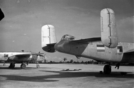 Sorido Airstrip Biak. Mitchell B-25 bommenwerpers van het 18e Squadron, Bestanddeelnr 1493