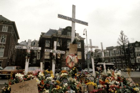 Soort ereplaats in Adam waar 5 kruisen zijn geplaatst, 4 voor de omgekomen NL j…, Bestanddeelnr 253-8668