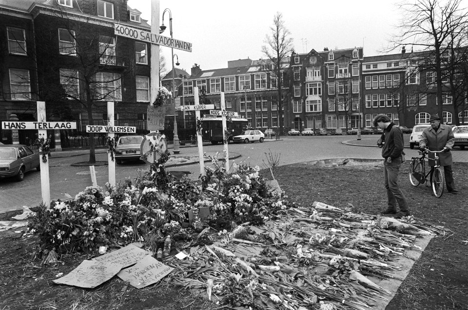 Soort ereplaats op het Museumplein, waar vorige week 5 kruisen zijn geplaatst na, Bestanddeelnr 932-0569