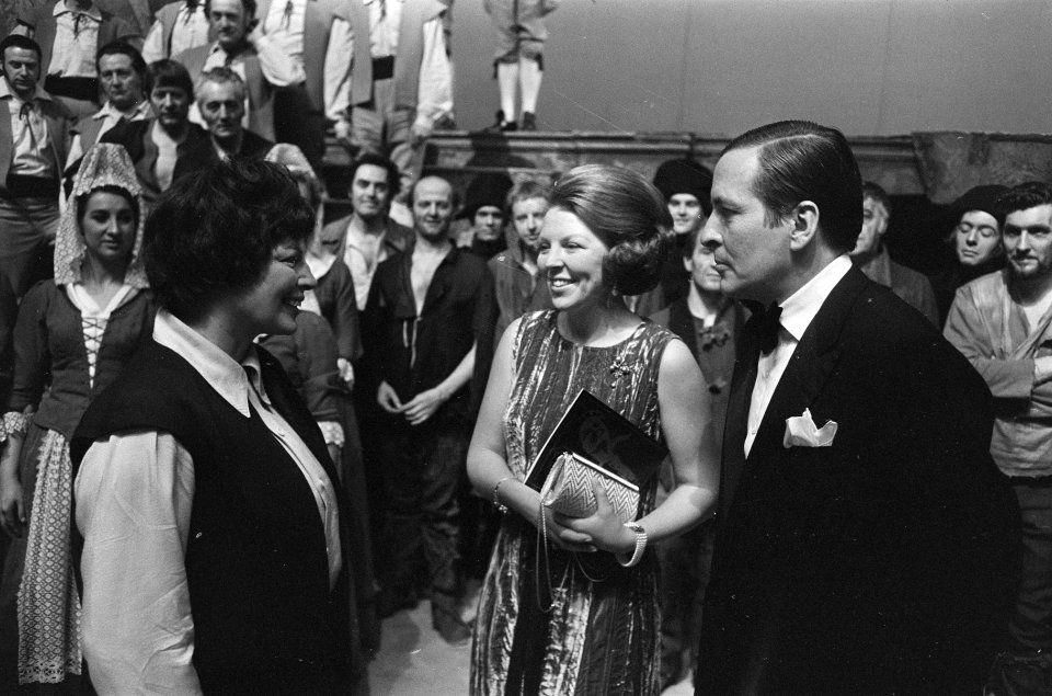 Sopraan Gré van Swol-Brouwenstijn met prinses Beatrix en prins Claus, Bestanddeelnr 924-2630