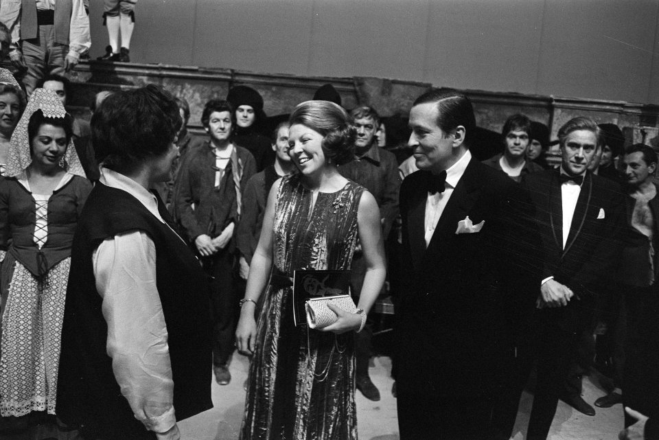 Sopraan Gré van Swol-Brouwenstijn met prinses Beatrix en prins Claus, Bestanddeelnr 924-2629