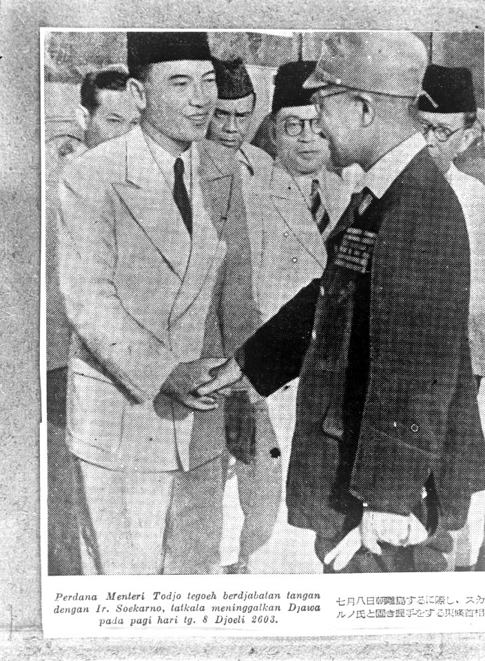 Soekarno (links) met de Japanse premier generaal Hideki Tojo, tijdens zijn bezoe, Bestanddeelnr 935-3377