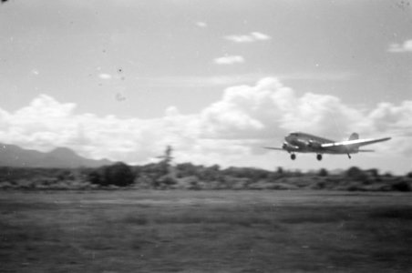 Soembawa. Vliegtuig stijgt op of is bezig met landing op vliegveld, Bestanddeelnr 1538-7-1
