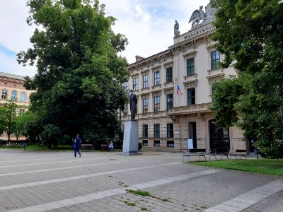 Socha Masaryka před Masarykovou univerzitou s rouškou 20200624 173242
