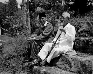 Soekarno en Agus Salim in ballingschap . Wandelend langs het Tobameer nabij Prap, Bestanddeelnr 15346