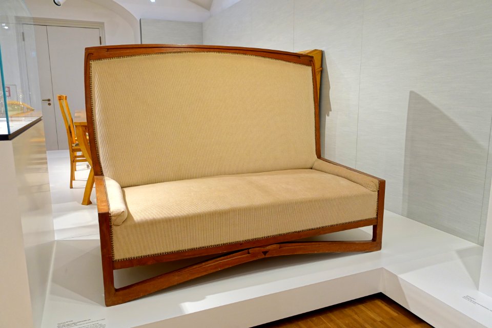 Sofa from the director's room of the Revue Blanceh, by Henry van de Velde, 1899, walnut, cotton - Hessisches Landesmuseum Darmstadt - Darmstadt, Germany - DSC00683