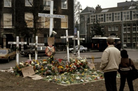 Soort ereplaats in Adam waar 5 kruisen zijn geplaatst, 4 voor de omgekomen NL j…, Bestanddeelnr 253-8669
