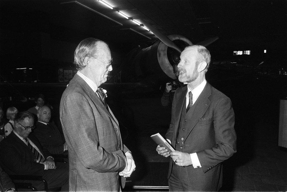 Soesterberg, Prins Bernhard neemt 1e exemplaar van boek Luchtgevaar in ontvang, Bestanddeelnr 932-9083