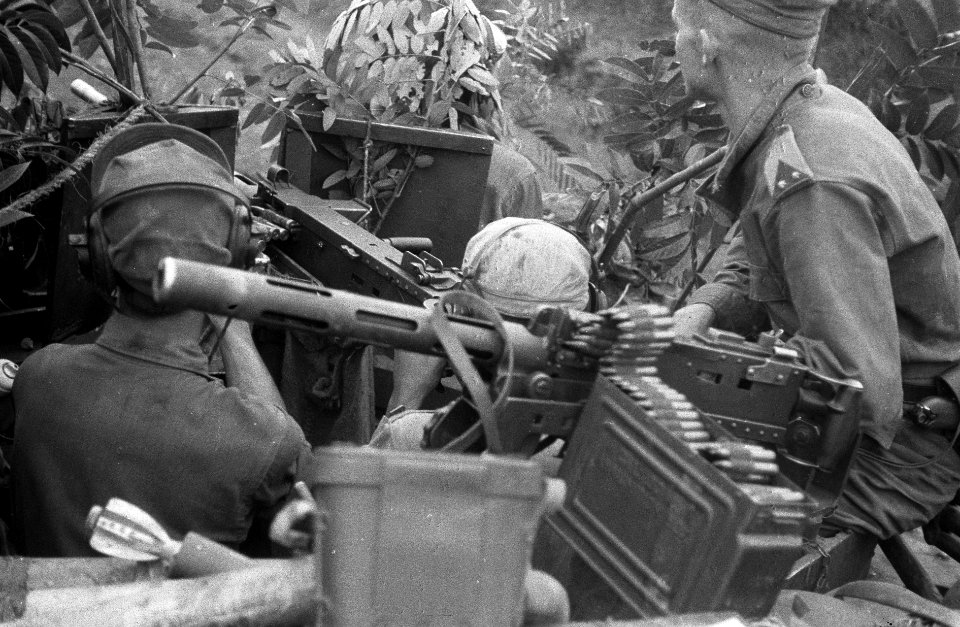 Soemedang. Een tank van het 1ste Eskadron Gevechtswagens in camouflage-opstellin, Bestanddeelnr 3853