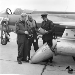 Snuffelen met de Luchtmacht. De 250ste vlucht hoe radioaktiviteit in de lucht is, Bestanddeelnr 915-5407