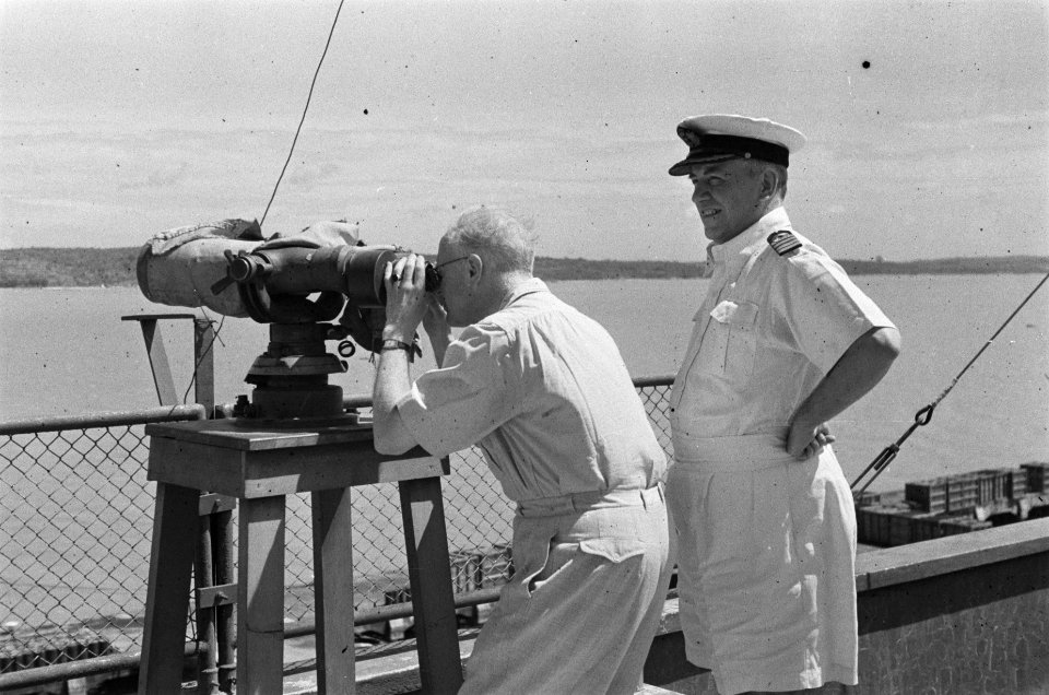 Soerabaja Dr. C.P.M. Romme, kijkt door een verrekijker naar Madoera. Naast hem d, Bestanddeelnr 137-3-2
