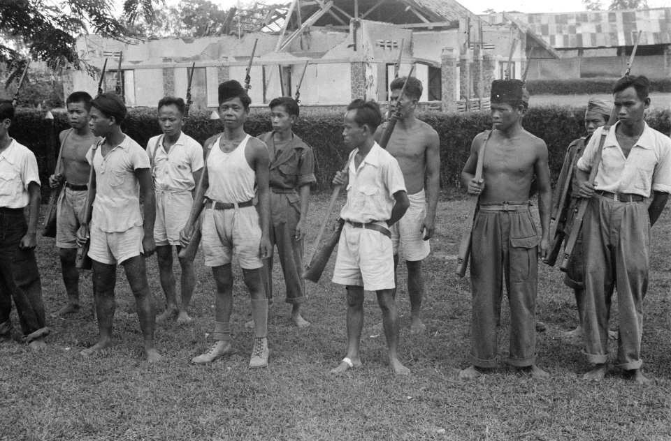 Soebang in Soebang heeft een aantal Indonesiers zich vrijwillig aangemeld om di, Bestanddeelnr 427-5-2