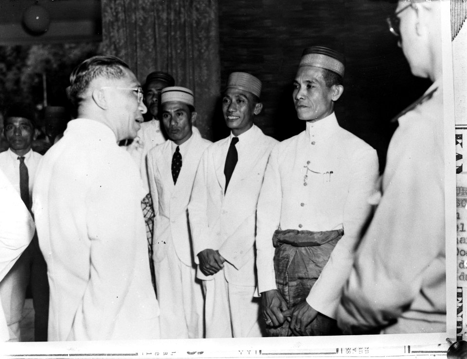 Soekawati in gesprek met Van Gos, Bestanddeelnr 902-1428