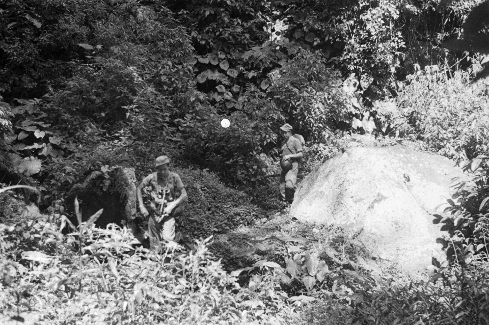 Soemedang Zuiveringsacties van 3-4 RI Soms moet de patrouille zich een weg ba, Bestanddeelnr 495-6-6