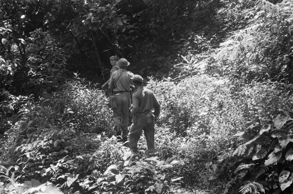 Soemedang Zuiveringsacties van 3-4 R.I. Soms moet de patrouille zich een weg ba, Bestanddeelnr 495-6-4