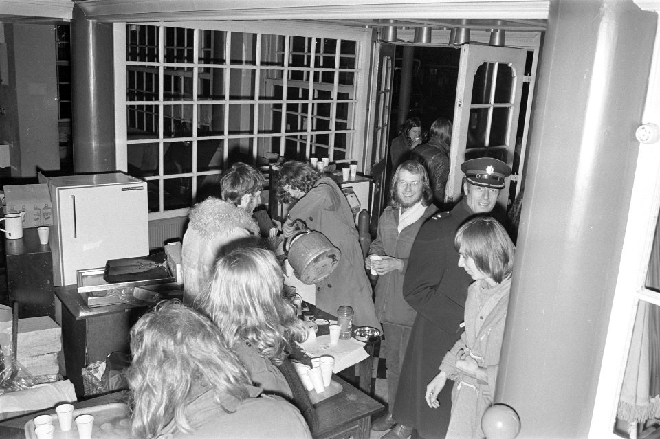 Soc Jeugd schenkt koffie in voor afbraak liggend Noord Hollands koffiehuis Amst, Bestanddeelnr 925-2739