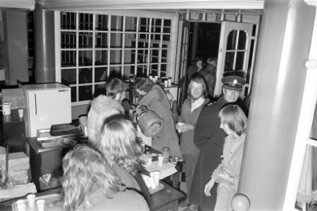 Soc Jeugd schenkt koffie in voor afbraak liggend Noord Hollands koffiehuis Amst, Bestanddeelnr 925-2739