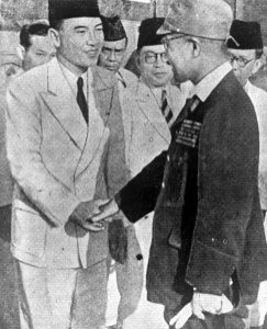 Soekarno met de Japanse premier generaal Hideki Tojo - Nationaal Archief