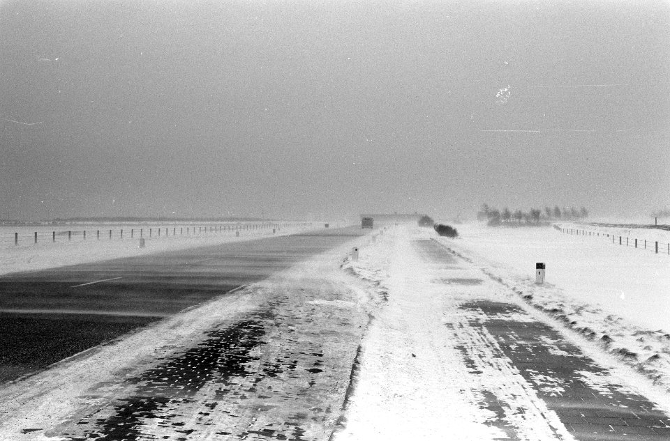 Sneeuwoverlast, de weg door de Wieringermeer bij de Afsluitdijk, Bestanddeelnr 914-6747