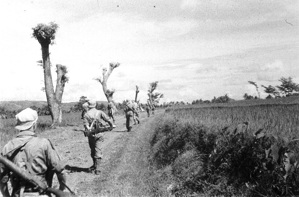 Soemedang Zuiveringsacties van 3-4 RI De patrouille op weg, Bestanddeelnr 495-3-6