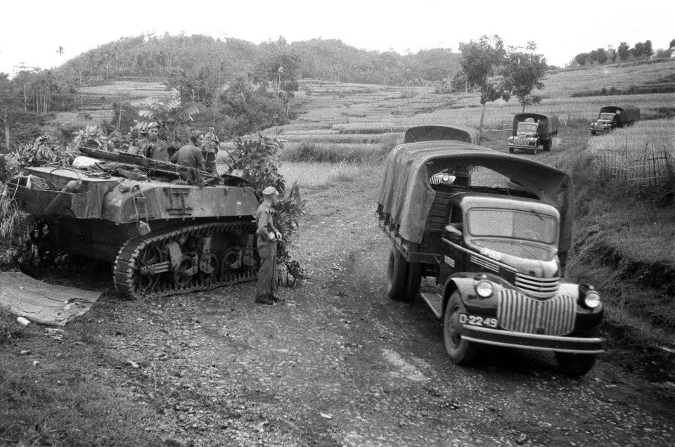 Soemedang Tanks van het 1ste eskadron Gevechtswagens patrouilleren langs de kon, Bestanddeelnr 3844